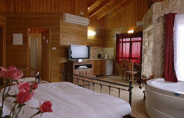 אלון בגליל בקתות עץ - ������ �כחל - ������ ����